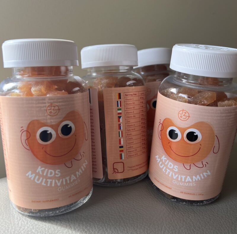 Natūralūs multivitaminai vaikams, miško uogų skonio, 60 guminukų. Kiekviename meškiuke yra 14 vitaminų ir mineralų.